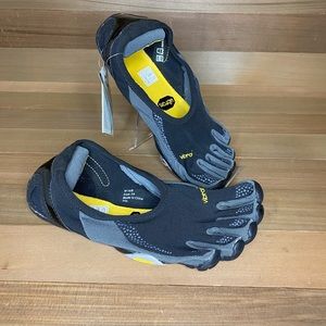 Vibrant Five Finger Jaya in Black Womans 39/8.5